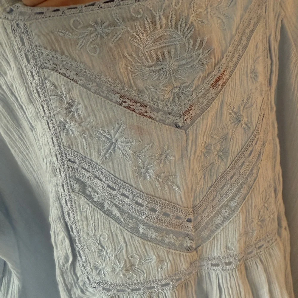 Lucky Brand Light Blue Top - Picture 3 of 5